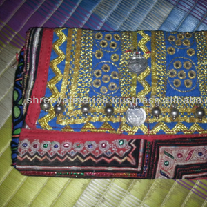Bolso bandolera de retazos con bordado Banjara, bolso de mano tribal de tela de algodón hecho a mano, bolso de noche de diseño étnico - Product Image 2