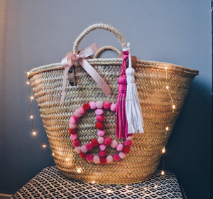 Panier rond français tendance de grande taille avec pompons multicolores, panier marocain rose paix - Product Image 1