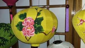 Lanterne en bambou vietnamienne avec style de fleurs peintes à la main en soie pour la décoration de la maison - Product Image 2