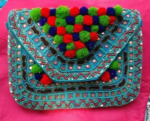 Pochette de soirée pour femme avec perles et pompon, en matériaux écologiques, multicolore, vente en gros - Product Image 3