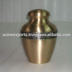 Urne élégante en laiton avec bande décorative Stockage de cendres de crémation de qualité supérieure Souvenir commémoratif durable et intemporel - Product Image 1
