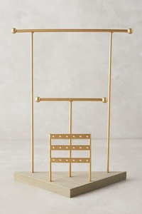 Expositor de Joyería de Lujo en Latón Pulido, Soporte Metálico de Barra Alta para Tiendas Minoristas, Base de Madera, Personalizado OEM, Venta al por Mayor - Product Image 3