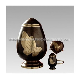 Ensemble d'urnes funéraires en laiton à main priante de style américain pour urne de crémation adulte en métal - Product Image 1