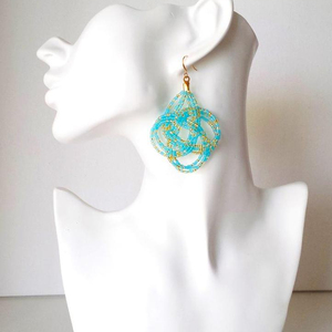 Pendientes de Nudo Celta de Alta Calidad, con Cuentas de Color Aqua y Dorado - Product Image 1