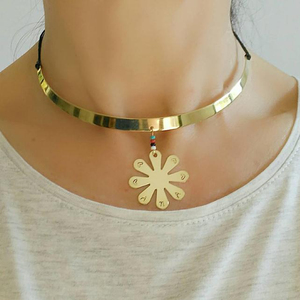 Collar tipo gargantilla de latón con flor, hecho a mano, para la felicidad - Product Image 1