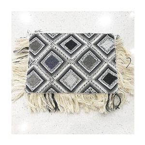 Sac à main trapèze bohème ethnique de créateur pour femme, pochette unique et tendance en toile avec doublure en coton, fermeture éclair et perles, modèle unique - Product Image 2