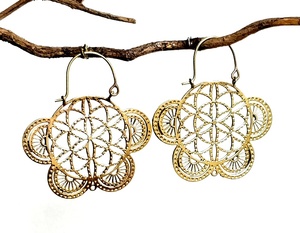 Pendientes de aro de latón para mujer con diseño floral bohemio y acabado dorado - Product Image 1