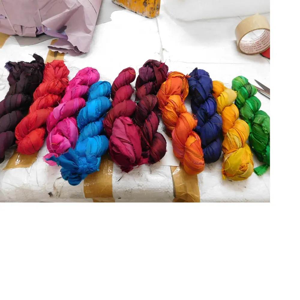 Çok renkli sari ipek kurdele iplikler yapılmış geri dönüşümlü sari ipek kumaş uygun iplik ve elyaf mağazaları için