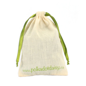 Sacs à cordon en coton écologique avec logo personnalisé, poignée en toile imprimée noire, conception de lettre pour cadeaux, promotions et achats - Product Image 3