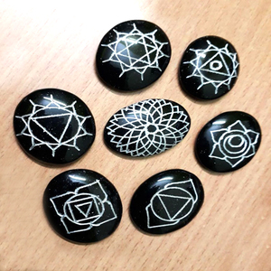 Disque d'obsidienne noire et argent gravé pour matériel de pierres précieuses de méditation Reiki - Product Image 1