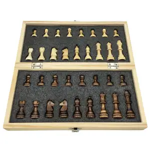 Set di scacchi gioco realizzato con materiale di legno