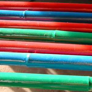 Poteaux de bambou personnalisés en gros enveloppant dans du plastique coloré basé sur le produit de matières premières de commande - Product Image 2