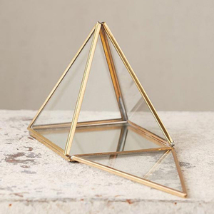 Boîte en verre en forme de pyramide - Product Image 1