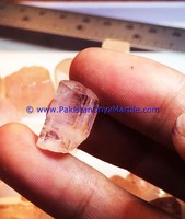 Batu permata kristal segi Topas Imperial alami mentah warna merah muda oranye dipotong dari sumber Mineral