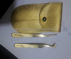 Juego de pinzas de extensión de pestañas chapadas en oro y titanio de 2 piezas hechas de acero inoxidable médico con bolsa de cuero - Product Image 3