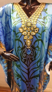 Caftán Maxi con estampado Digital, escote en V - Product Image 4