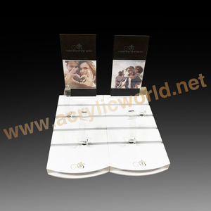 ที่วางนาฬิกาอะคริลิคพลาสติกแบบกําหนดเองยืนแสดงนาฬิการูปร่าง C พร้อมวงแหวน C - Product Image 1