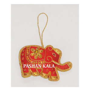 Hermoso diseño hecho a mano tela roja pura diseño de elefante con bordado dorado Zari y adorno colgante de árbol de Navidad con cuentas - Product Image 1
