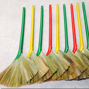 ESCOBA DE HIERBA CON MANGO DE PLÁSTICO BUEN PRECIO - Product Image 1