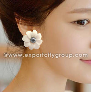 Mini boucles d'oreilles fleur en mousse de tiaré tahitien accessoires de mode - Product Image 4