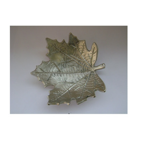 Plateau de service en feuille d'érable en métal et aluminium Plateau décoratif au design fabuleux Plateau de service aux fruits secs et plateaux à vendre - Product Image 1