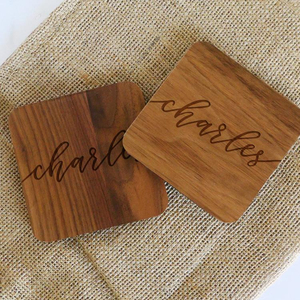 Sous-verres en bois personnalisés Gravure de nom personnalisée Cadeau élégant et unique pour les mariages ou les occasions spéciales - Product Image 1