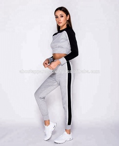 Conjuntos de chándales baratos hechos a medida al por mayor a granel para mujer, conjunto de chándales transpirables con Top corto y pantalón de rayas laterales - Product Image 3