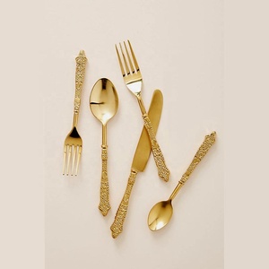 Juego de cubiertos pulidos de oro con mango en relieve dorado - Product Image 2