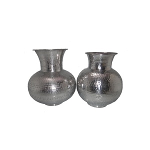 Ensemble de trois vases à fleurs au design martelé artisanal, finition nickelée, pour décoration de galerie et de maison. - Product Image 5