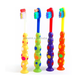 Cepillo de dientes de cerdas suaves con ventosa de bola grande Uso doméstico manual sin BPA para niños Mango de plástico y cerdas de nailon - Product Image 1