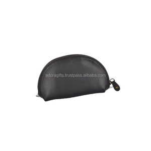 Neceser negro para maquillaje personalizado para mujer - Product Image 1