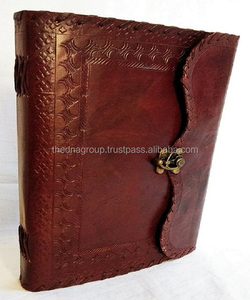 Journal Vintage Look en cuir véritable et rabat design avec serrure couverture de carnet en cuir pour voyageurs avec coutures latérales - Product Image 1