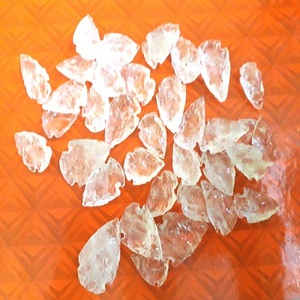 Quartz clair naturel pointes de flèche en cristal de 1 à 1.5 pouces pointe de flèche en pierre semi-précieuse de style mascotte pointe de flèche en pierre précieuse - Product Image 1
