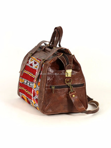 Le meilleur sac de voyage unisexe en cuir de veau fait à la main de conception traditionnelle marocaine de Biyadina - Product Image 3