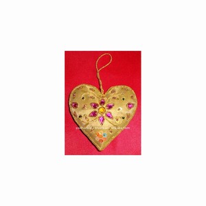 Ornements de coeur suspendus de Noël en couleur jaune article brillant de qualité supérieure fait beau travail de broderie Zari en forme de coeur - Product Image 1