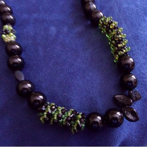 Collar de cuentas verde menta y negro: El arte hecho a mano - Product Image 1