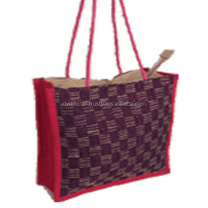 Bolsa de Compras de Yute Tejida a Mano de Diseño, con Patrón de Diamantes Grandes, Ribete Rojo, Asa de Cuerda y Cierre con Cordón - Product Image 1