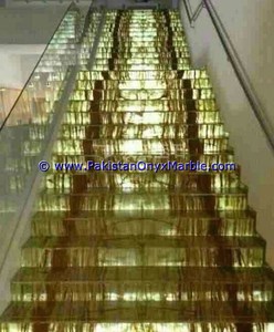 บันไดและราวบันไดหินออนิกซ์สีธรรมชาติแบบมีไฟส่องด้านหลังสำหรับตกแต่ง - Product Image 3