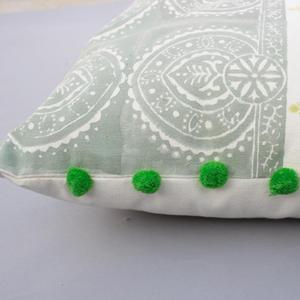 Funda de cojín cuadrada decorativa geométrica de lino y algodón Indus de 45x45cm con pompón - Product Image 3