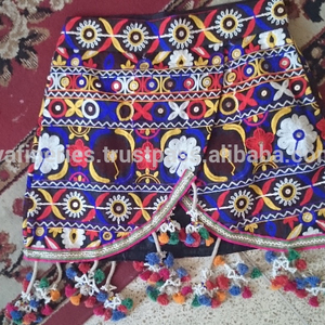Falda larga de tela de estilo bohemio con flecos de Banjara India - Product Image 2