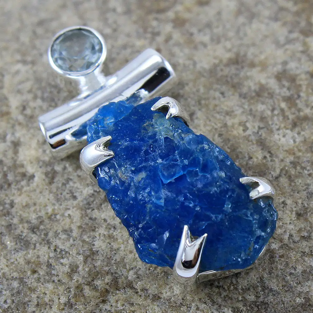 925พลอยบุษราคัมสีฟ้าที่น่าตื่นตาตื่นใจ apatite จี้เงินดูสง่างาม