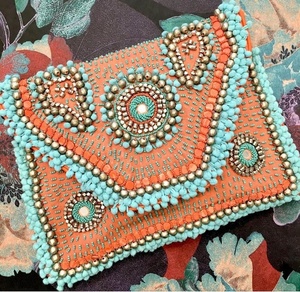 Pochette de soirée pour femme avec perles et pompon, en matériaux écologiques, multicolore, vente en gros - Product Image 4