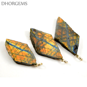 Pendentif en tranche de pierre précieuse naturelle Labradorite Feu Doré Dhorgems, minéral, avec changement de couleur, en provenance du Rajasthan, vente en gros - Product Image 4