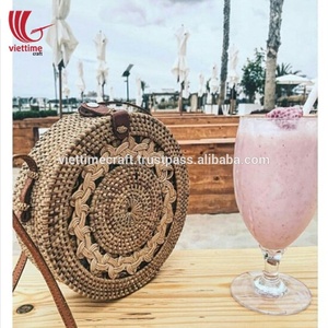 Sac à bandoulière en rotin peint à la main de couleur avec sangle en cuir et sac rond en rotin décoratif à pompon - Product Image 3