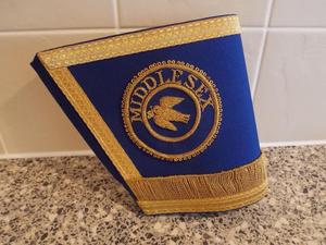 El Más Hermoso Mandil Masónico de Gran Patrón, Bordado a Mano, con Cuello y Fajas, Bordado en Rojo, Blanco y Azul - Product Image 3