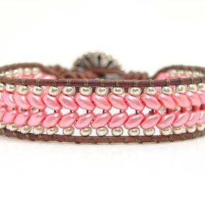 สร้อยข้อมือหนังประดับลูกปัดสีคอรัลอ่อนสไตล์ตะวันตกเฉียงใต้ - Product Image 1