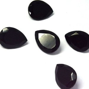Pierres brutes de pierres précieuses en onyx noir naturel facettées en forme de poire de 8 mm et 10 mm, prix, achetez maintenant auprès du fabricant au prix d'usine, boutique en ligne, bricolage - Product Image 1