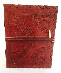 Diario de cuero genuino hecho a mano con costura lateral de diseño en relieve y cierre de correa, perfecto para uso personal y profesional - Product Image 1