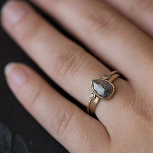 Bague tendance pour femme en laiton avec labradorite taille poire sertie clos, pour usage quotidien, fiançailles ou mariage, taille personnalisable - Product Image 2