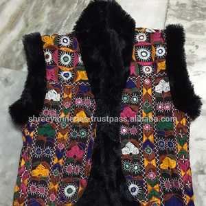 Veste vintage en tissu brodé indien BANJARA avec fausse fourrure - Product Image 1